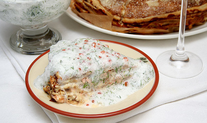 Блинный пирог с лососем