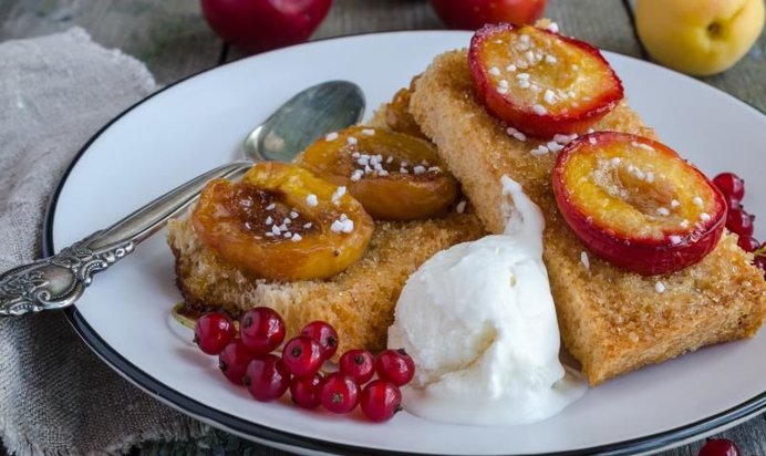 Гренки со сливами и абрикосами.