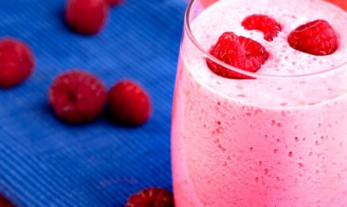 Коктейль из малины с кефиром