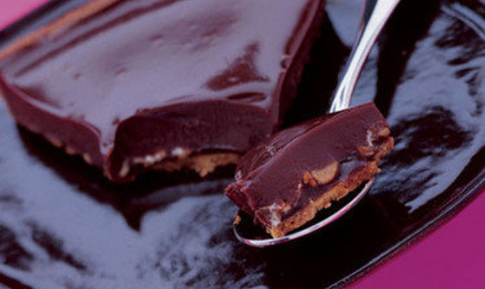 Шоколадный торт с арахисом