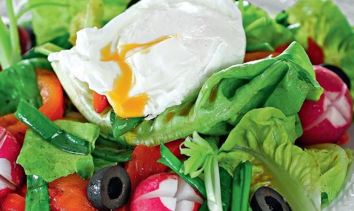 Салат с редисом и яйцами-пашот