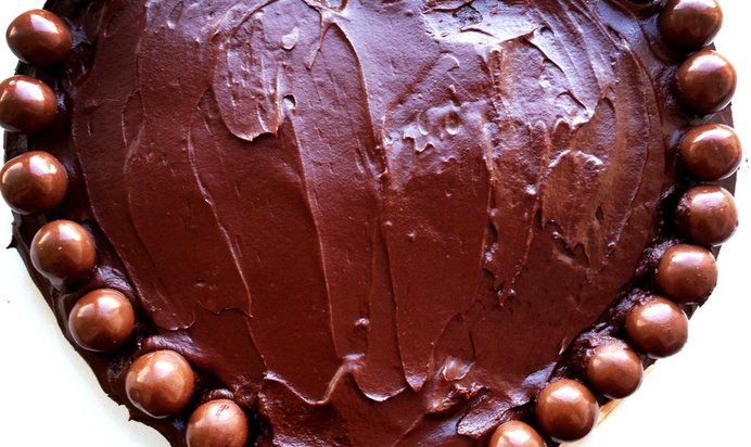 Шоколадный торт с глазурью и конфетами