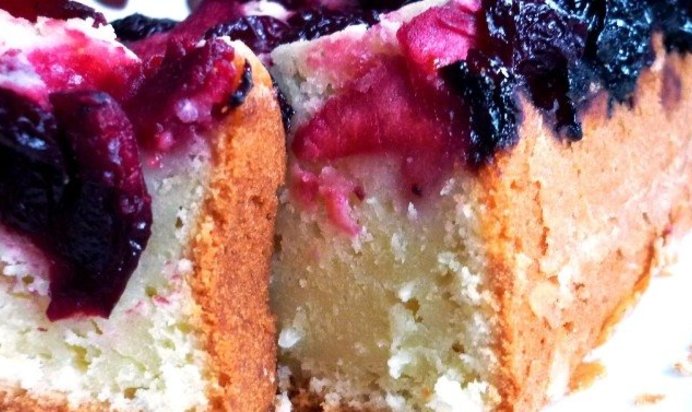 Кокосовый кекс с яблоком и вишней