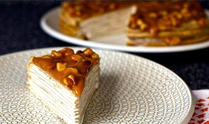 Блинный торт с бананом и ореховой глазурью