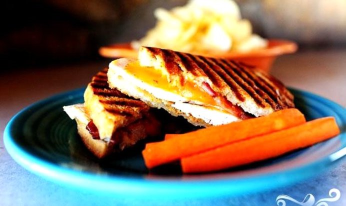 Панини с курицей и беконом