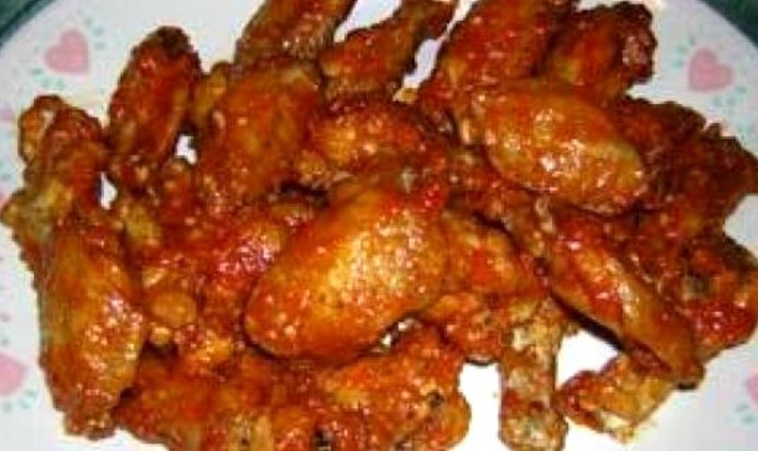 Куриные крылышки с соусом.