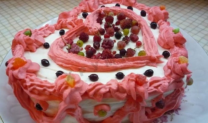 Бисквитный торт с творожным кремом и лесными ягодами