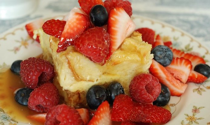 Французский хлебный пудинг с ягодами