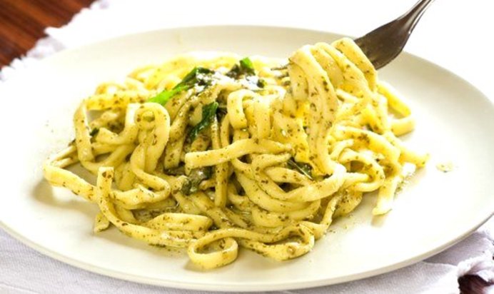 Лингвини с петрушечным песто и пармезаном