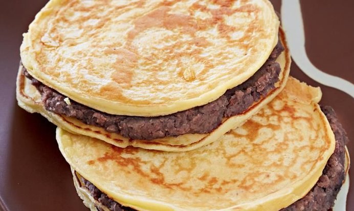 Сладкая паста из фасоли на блинчиках