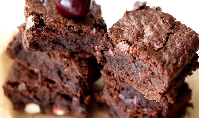 Брауни с вишней и миндалем