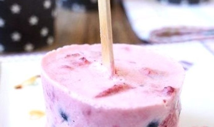 Замороженный десерт с натуральным йогуртом и ягодами