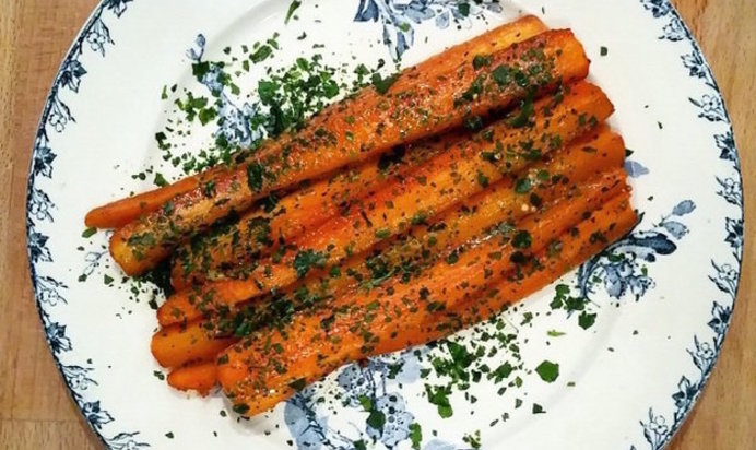 Морковь, запеченная в горчице и кленовом сиропе