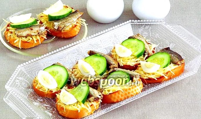 Бутерброды со шпротами, перепелиными яйцами, огурцом и сыром