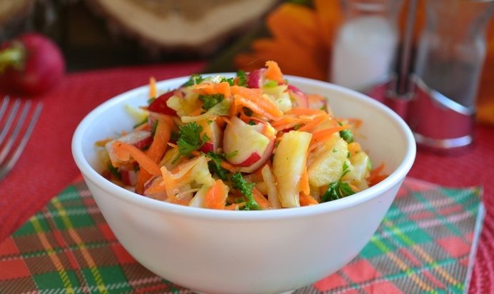 Салат из капусты, моркови и редиса