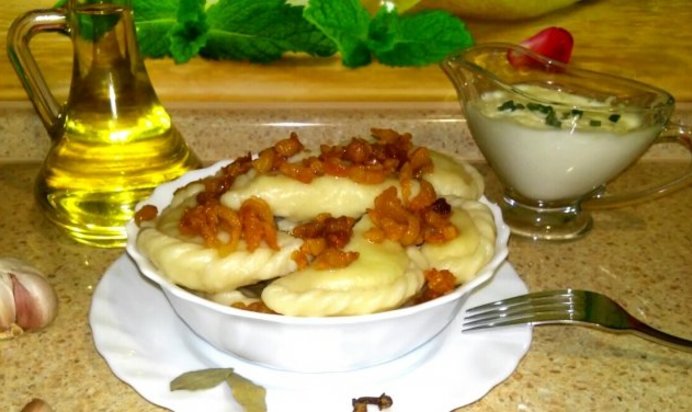 Домашние вареники со сметанно-чесночным соусом и шкварками