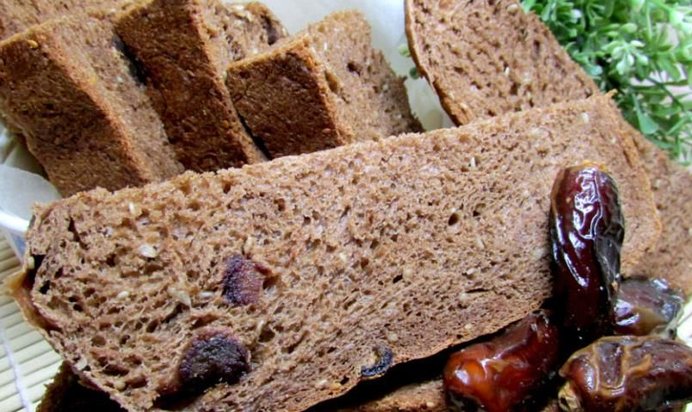 Шоколадный хлеб с кунжутом и финиками в хлебопечке