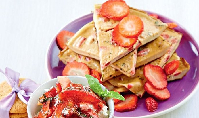 Сладкий омлет с клубникой