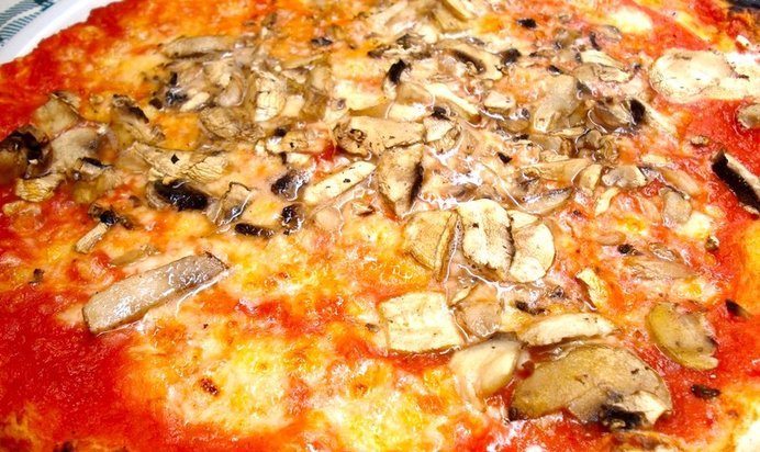 Пицца с грибами и помидорами