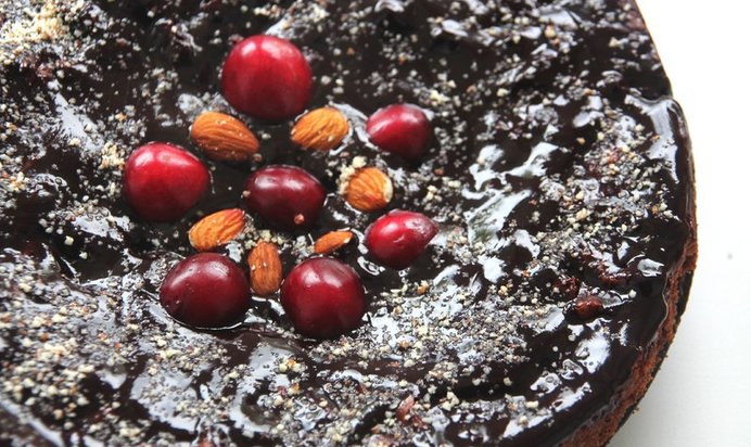 Шоколадный торт с миндалем