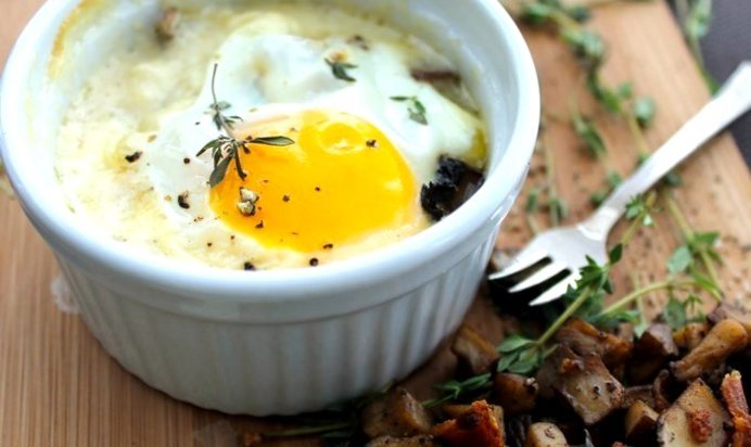 Печеная яичница с пармезаном и прованскими травами