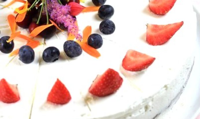 Торт с лесными ягодами и соусом из клубники