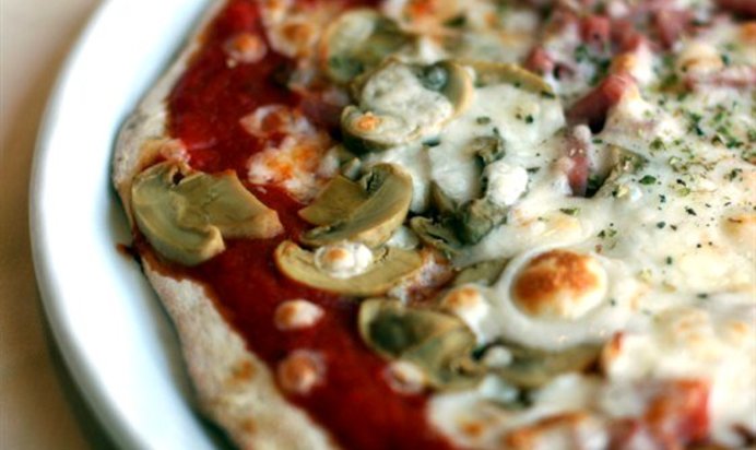 Пицца «Каприччио» с ветчиной, сыром и грибами