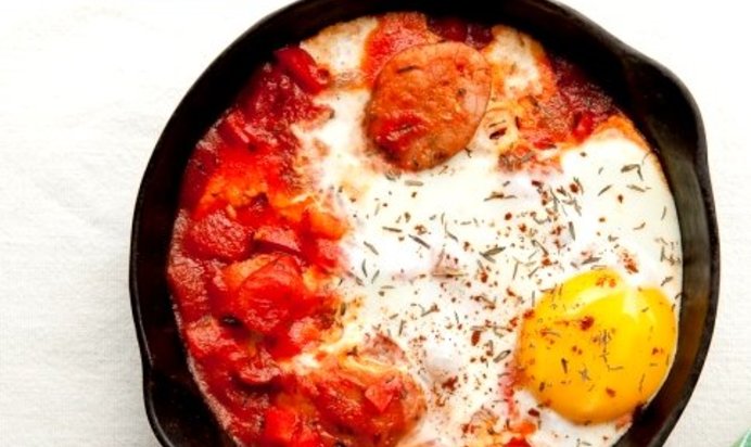 Яичница с помидорами и колбасой