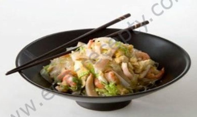 Рисовая лапша с креветками и кальмарами