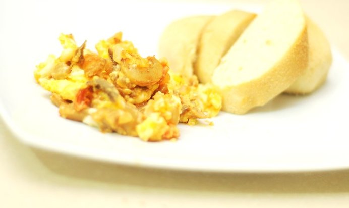 Омлет с шампиньонами и помидорами