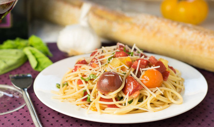Спагетти с томатами черри и оливками