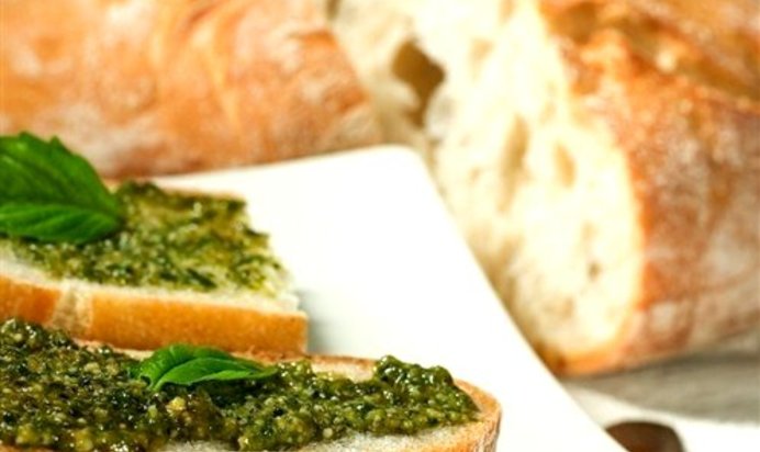 Гренки с соусом песто