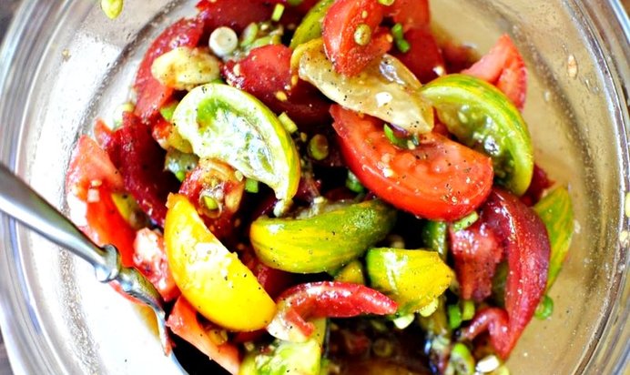 Особый салат из разноцветных помидоров