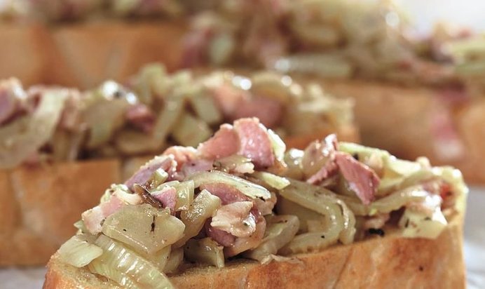 Брускетта с рагу из фенхеля