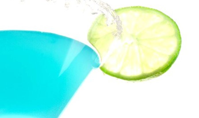 Коктейль «Голубая лагуна» с лимонным соком