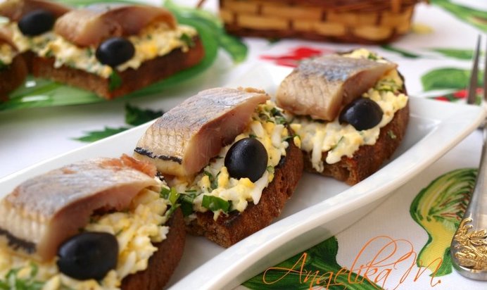 Гренки из ржаного хлеба с сельдью