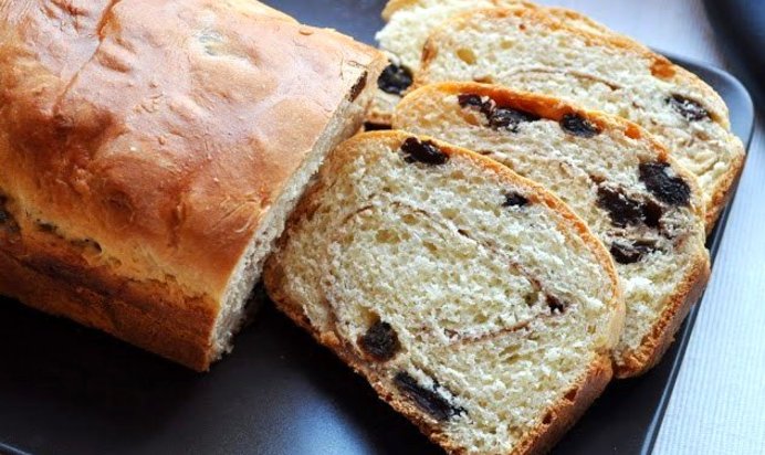 Домашний хлеб с изюмом и корицей