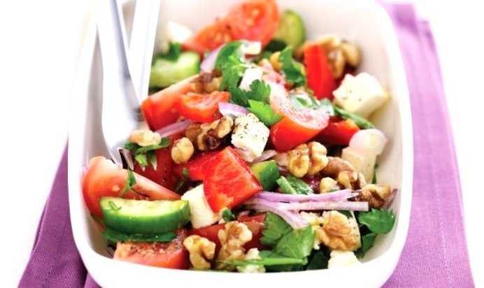 Греческий салат с орехами