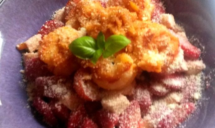 Салат из королевских креветок с клубникой