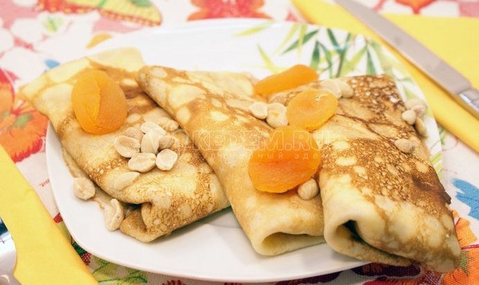 Блины с творогом и сухофруктами