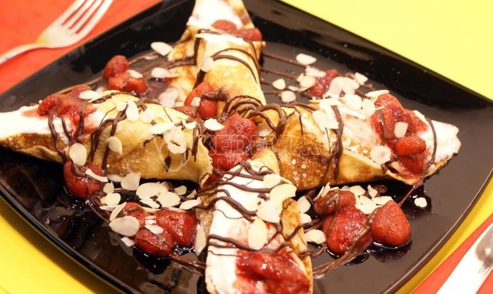 Блинчики с мороженым и клубникой