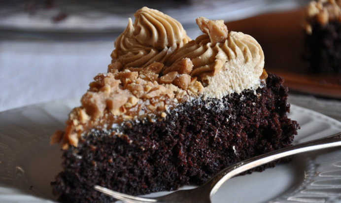 Шоколадный торт с орехами