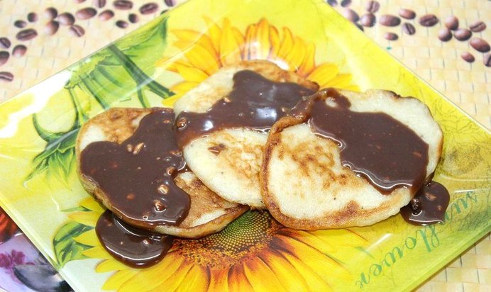 Оладьи с шоколадом и бананами