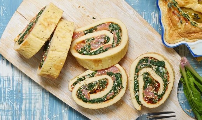 Ролл из омлета со шпинатом и лососем в азиатском стиле