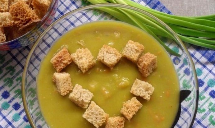 Гороховый суп с гренками