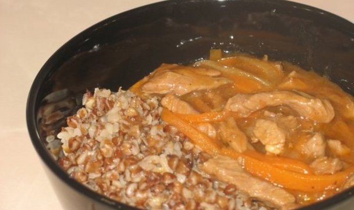 Гречневая каша с мясной поджаркой