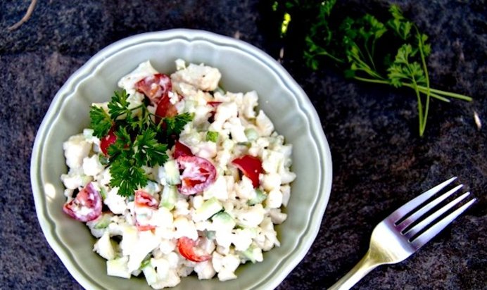 Салат из цветной капусты с помидорами и огурцами