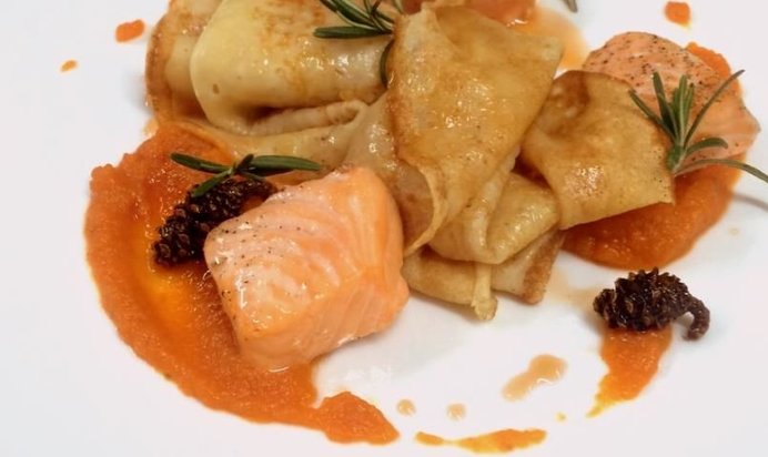 Блины с морковью и лососем