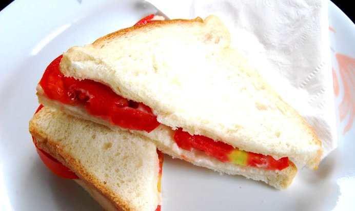 Бутерброд с помидорами