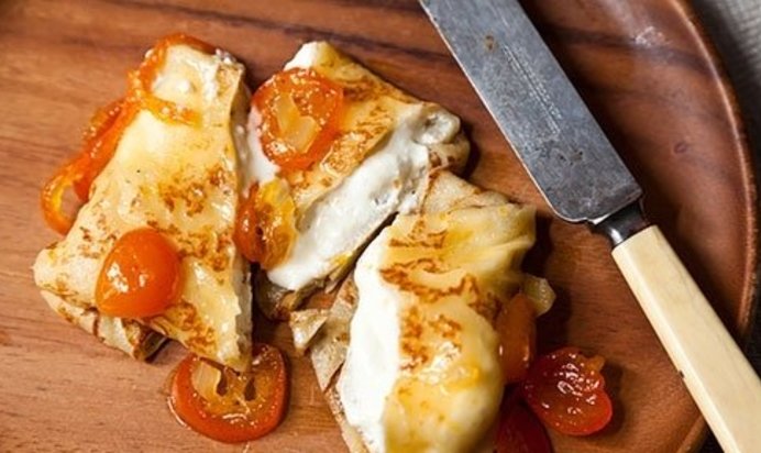 Блинчики с творогом в сметане